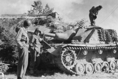 john inspects tank while Fred and Jones look on. Sept 1944