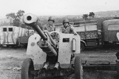 captured gun. Lt Jones and fried. Germany 1944